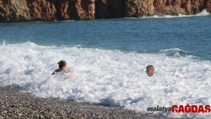 Antalya'da yılın son gününde karlı dağların eteğinde deniz keyfi