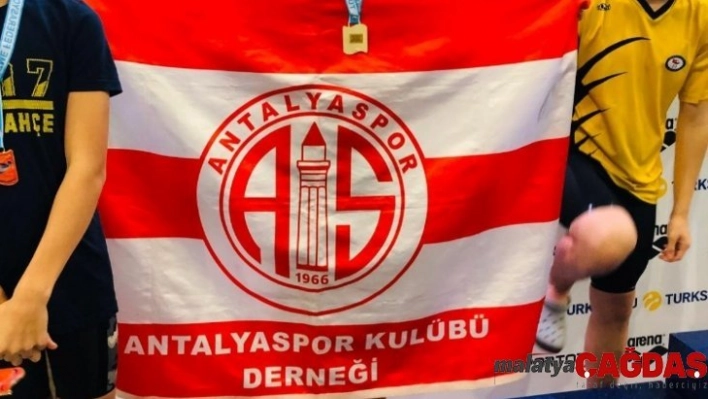 Antalyaspor yüzme takımı madalyaları topluyor