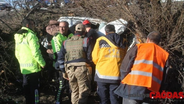 Araç ağaçların arasına girdi, sıkışan sürücü yarım saatte kurtarıldı