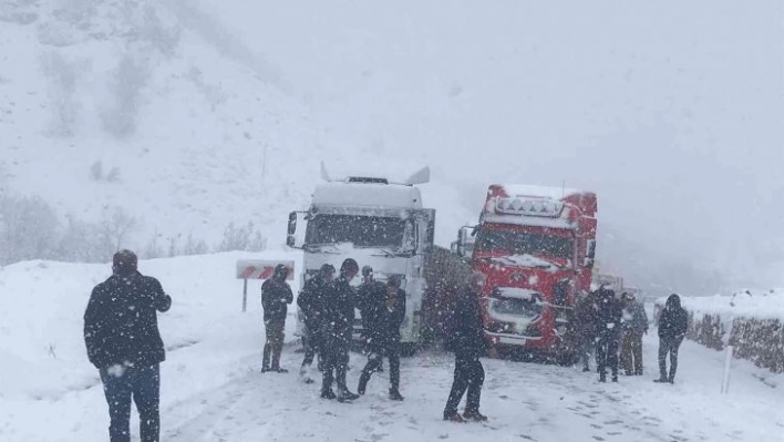 Araçlar karlı yolda mahsur kaldı