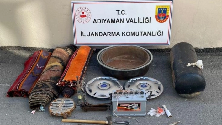 Araçlardan parça çalan 2 şahıs, tutuklandı