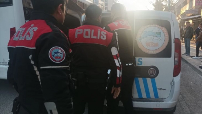 Araçların önüne atlayan alkollü şahsa polis müdahale etti