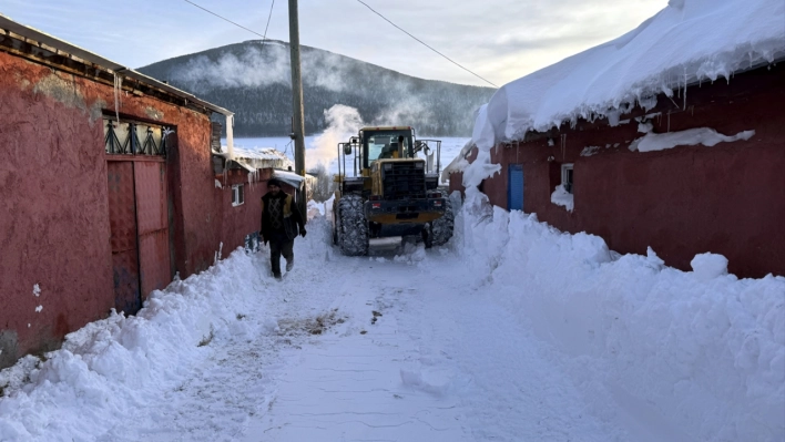 Ardahan kırsalında karla mücadele çalışması sürüyor