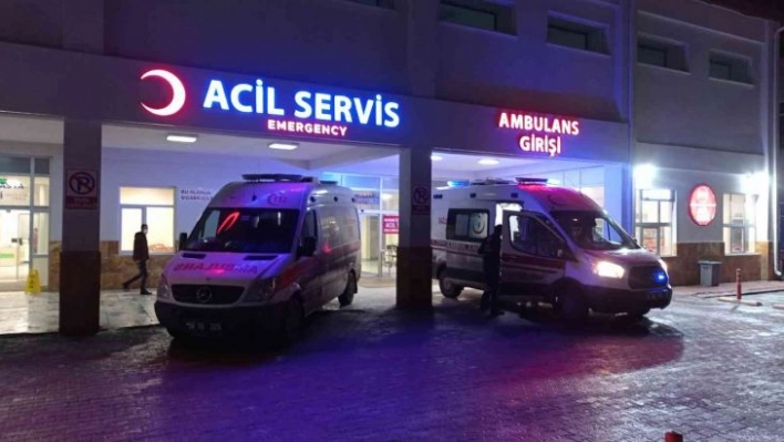 Arkadaşlar arasında çıkan kavgada 1'i ağır 3 kişi bıçakla yaralandı