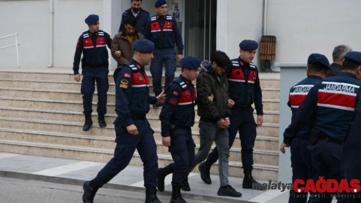 Arkadaşlarını öldürüp dereye attılar