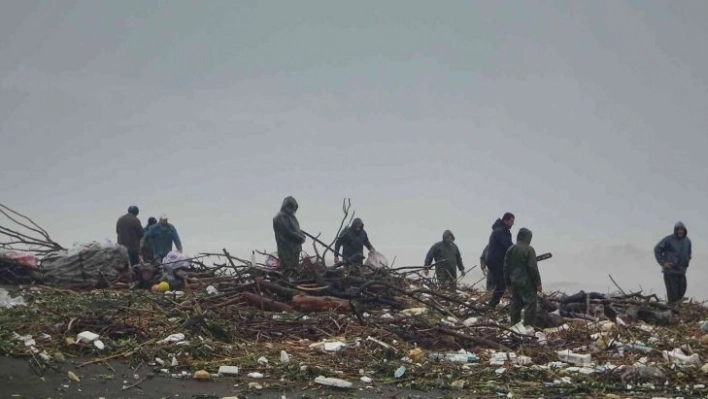 Asi Nehri taştı, bahçeleri bastı