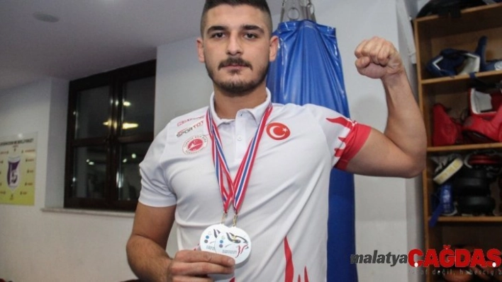 Askerden geldi, Uluslararası Kick-Boks Şampiyonası'nda iki gümüş madalya aldı