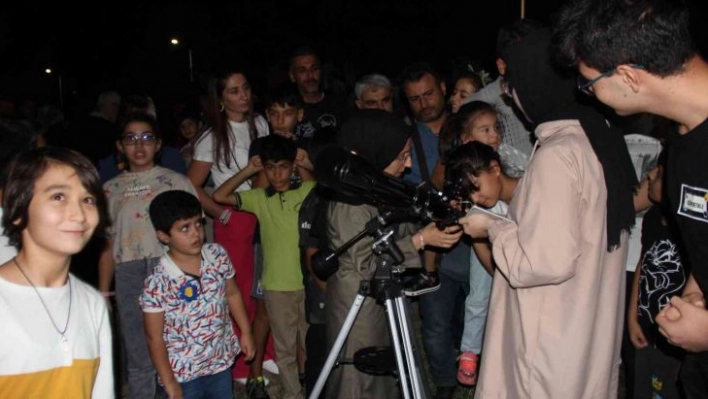 Astronomi meraklısı öğrenciler Ay, Satürn ve Jüpiter'i gözlemledi