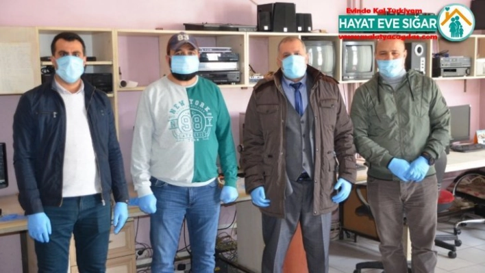 ASYMD'den sahadaki gazetecilere maske ve eldiven