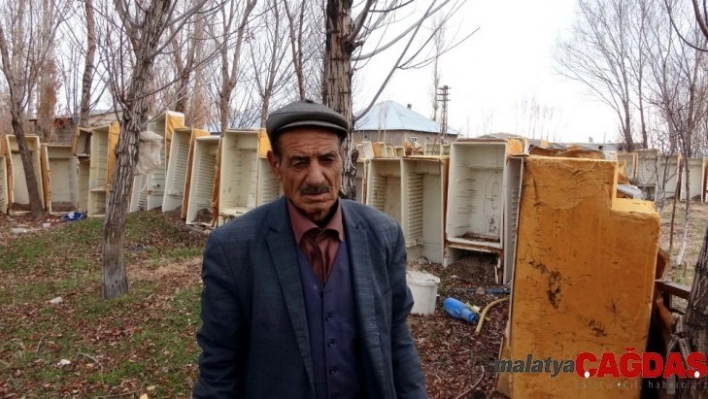 Atık buzdolabı kasalarını duvara dönüştürdü