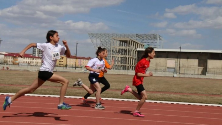 Atletizm seçmelerinde ter döktüler