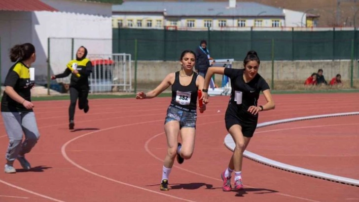 Atletizm yarışları nefes kesti