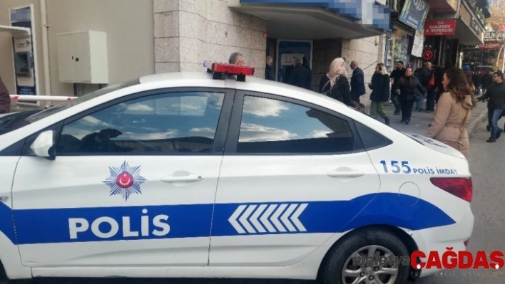 Avcılar Merkez Mahallesi Reşitapaşa Caddesi'nde bir banka şubesinde silahlı soygun gerçekleşti. Olay yerine çok sayıda polis ekibi sevk edildi.