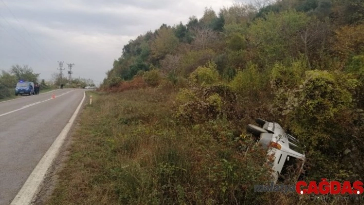 Ayancık'ta otomobil şarampole devrildi: 1 yaralı