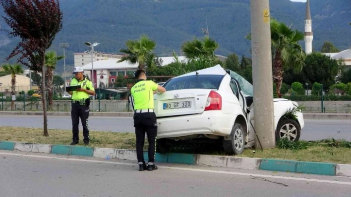 Aydınlatma direğine çarpan otomobilin sürücüsü yaralandı