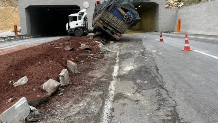 Aydınlatma direğine çarpan tırın sürücüsü yaralandı