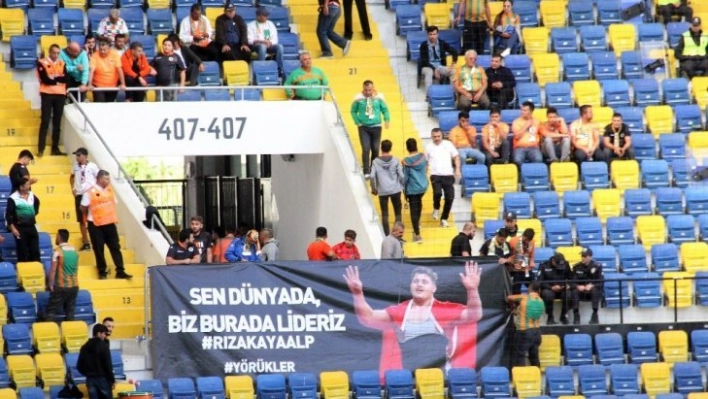 Aytemiz Alanyaspor taraftarından Rıza Kayaalp'e pankartlı tebrik