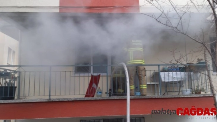 Ayvalık'ta bacadan çıkan yangın komşu evi yaktı