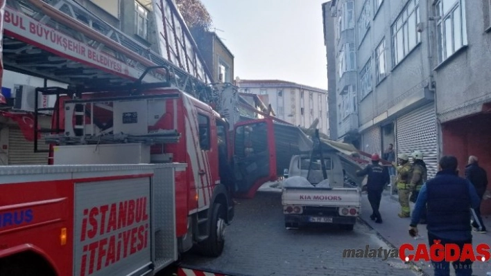 Baba ve çocuğu uçan çatının altında kalmaktan saniyelerle kurtuldu