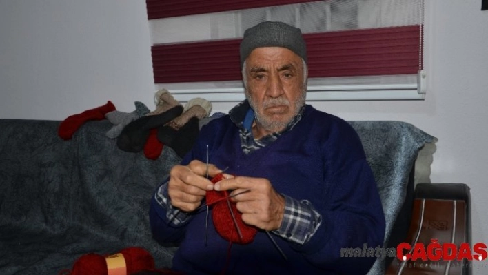 Babasından öğrendi, 66 yıldır el işi örüyor