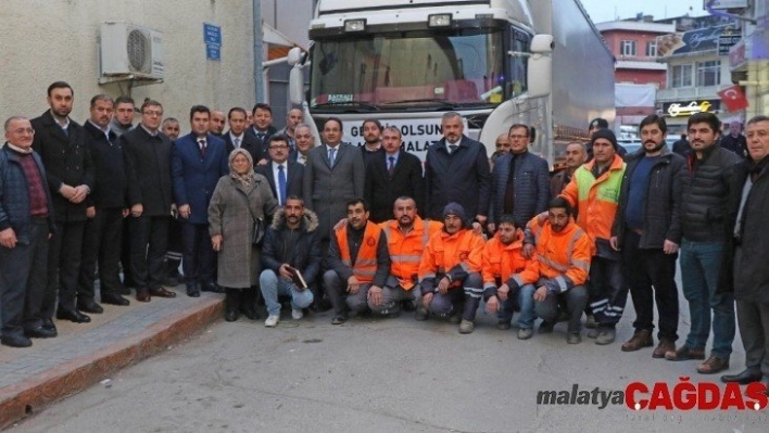 Bafra'dan yardım tırları dualarla yola çıktı