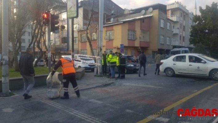 Bağcılar'da iki araç kaza yaptı, tramvay seferleri durdu