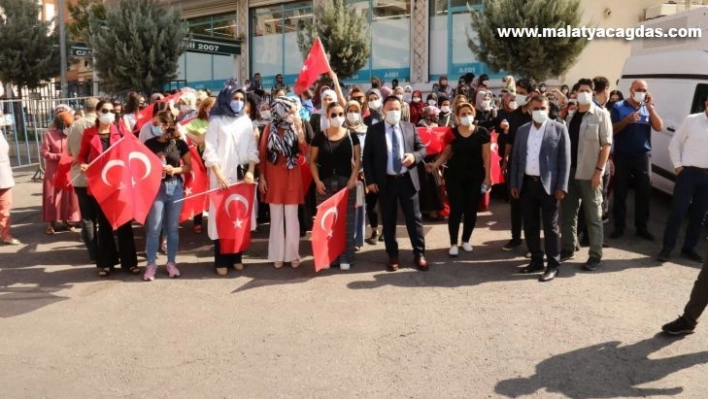 Başkan Beyoğlu'ndan annelerin eylemine bayraklı destek