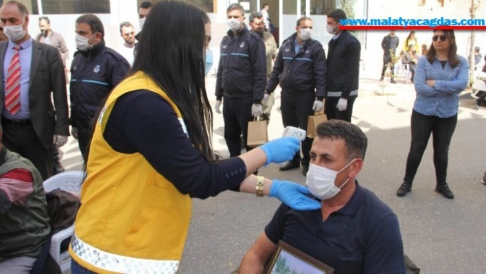 Bağlar Belediyesi evlat nöbeti tutan aileleri sağlık kontrolünden geçirip dezenfektan dağıttı