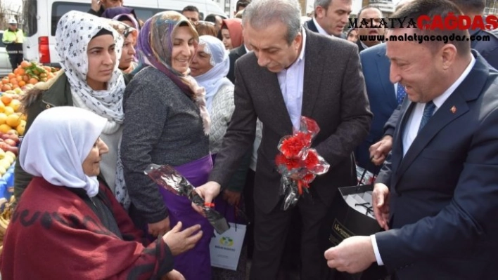 Bağlar Belediyesi kadınlar günü için kadınlara semt pazarı kimlik kartı dağıttı