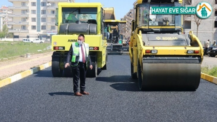 Korona virüs tedbirlerini alarak asfalt çalışmalarına başladı