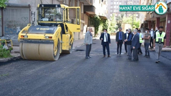 Bağlar Belediyesi mahallenin 20 yıllık asfalt sorununu çözdü