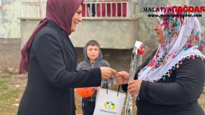 Bağlar Belediyesi'nden çat-kapı kadınlar günü kutlaması