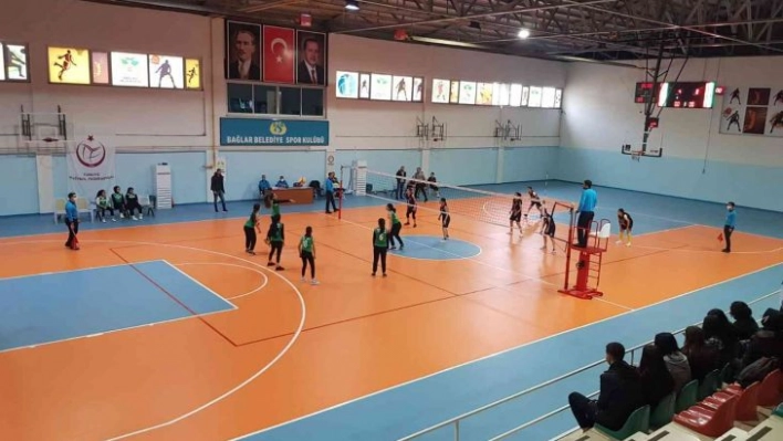 Bağlar Belediyesi'nden liseli voleybolculara tesis jesti