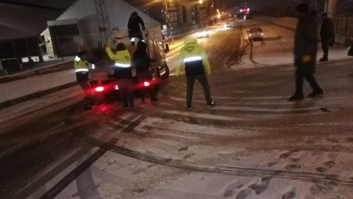 Bağlar Belediyesinden kırsal yerleşim yerlerinde kar temizleme seferberliği