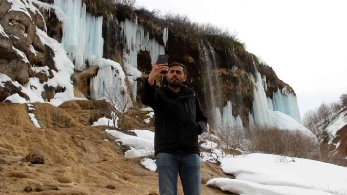 Baharda şelalede oluşan buz sarkıtları, turkuaza çalan rengiyle büyüledi