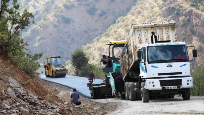 Bahçesaray'daki mahalleler tarihinde ilk kez asfaltla buluştu