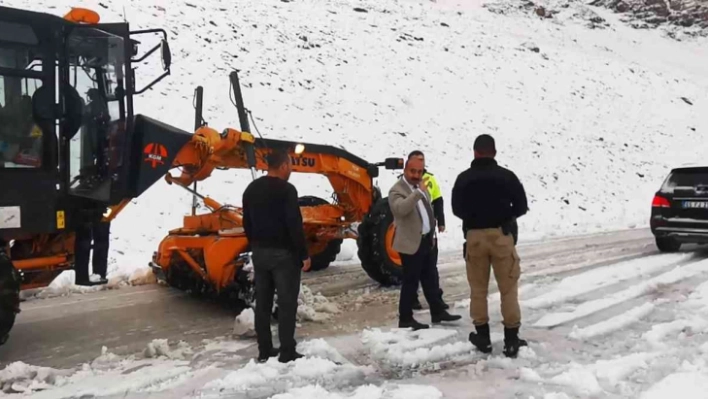 Bahçesaray Kaymakamı Alimoğlu 3 bin rakımlı Karabet Geçidi'nde