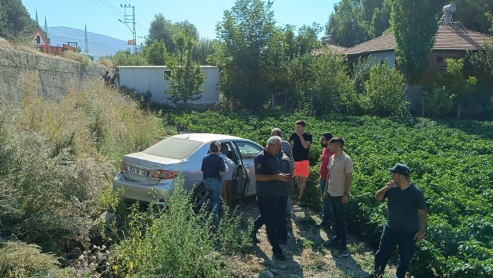 Bahçeye devrilen otomobildeki 3 kişi yaralandı