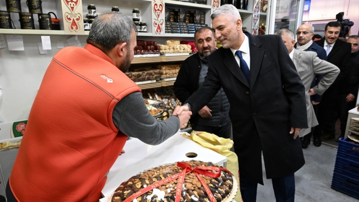 Bakan Bolat, Malatya'da depremzede esnaf ve vatandaşları ziyaret etti: