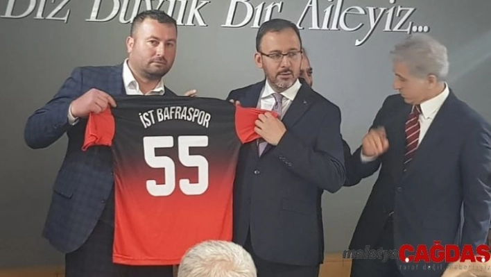 Bakan Kasapoğlu'na, İstanbul Bafraspor forması hediye edildi