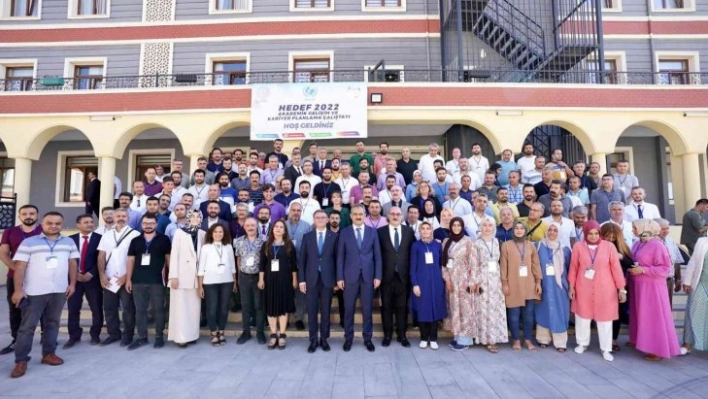 Bakan Özer'den 'Akademik Gelişim ve Kariyer Planlama Toplantısı'na sürpriz ziyaret