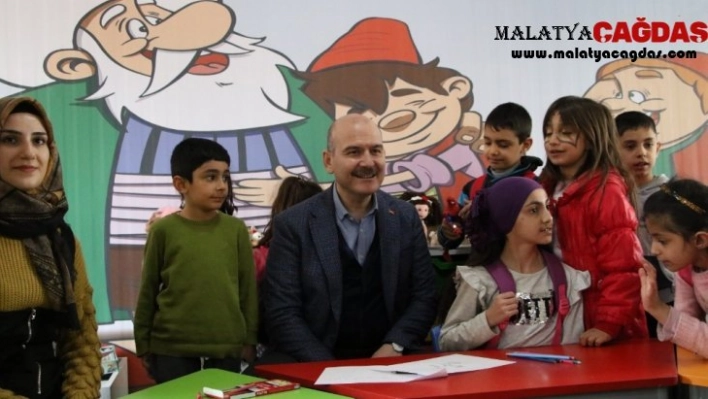 Bakan Soylu, konteyner kentte çocuklarla bir araya geldi