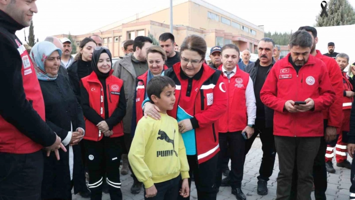 Bakan Yanık, konteynır kentte incelemelerde bulundu