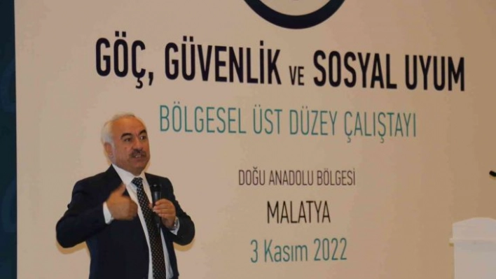 Bakan Yardımcısı Ersoy: Biz, birilerinin yaptığı gibi Ege Denizi'nde botlarını şişleyip, çocukları soğuk sularda ölüme mahkum edemezdik