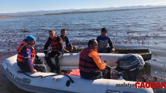 Balık tutmak için gittiler sandalları alabora oldu