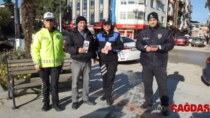 Balıkesir'de, Kadın Polisler, kadın şiddetine dikkat çekmek için broşür dağıttı