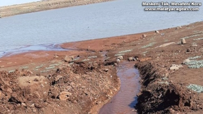 Balıklar için kuyudan gölete kanal açtılar