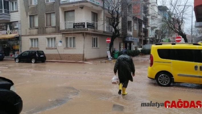 Bandırma-Erdek yolu yağıştan dolayı ulaşıma kapandı