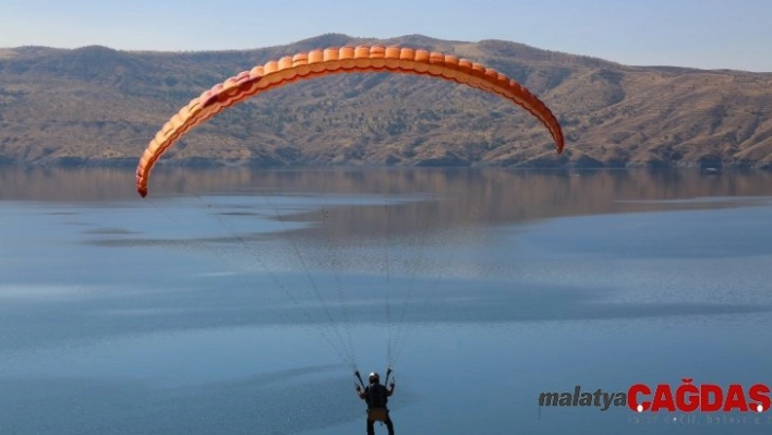 Baraj manzarası eşliğinde yamaç paraşütü keyfi