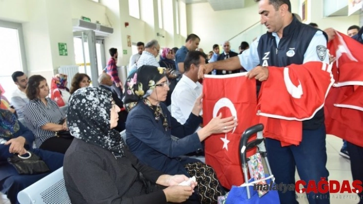 Barış Pınarı Operasyonuna destek için Türk Bayrağı dağıtıldı